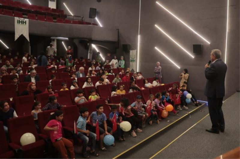 Beyazgül çocukların sinema sevincine ortak oldu