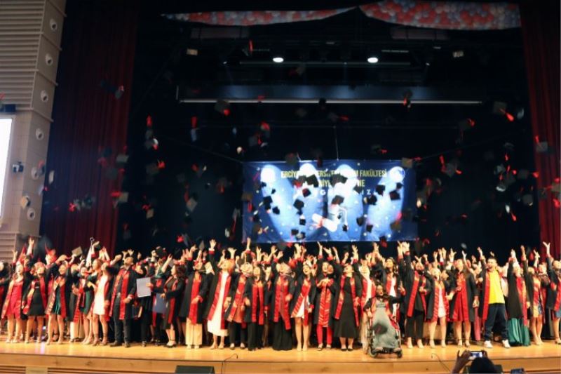 ERÜ Eğitim Fakültesi yeni mezunlarını verdi