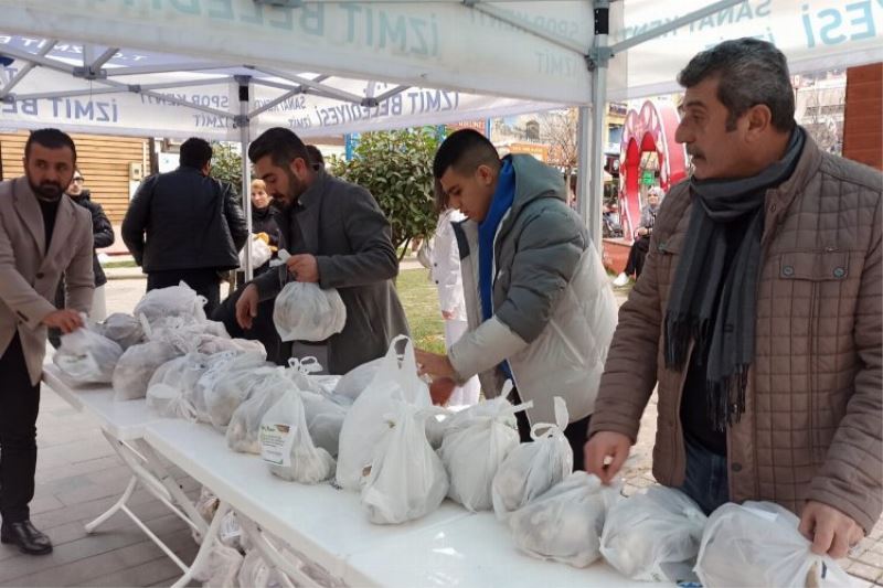 İzmit ürettiği istiridyeleri halka dağıtıyor