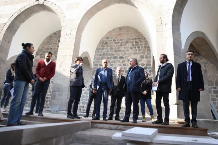 Köşk Medrese gün sayıyor