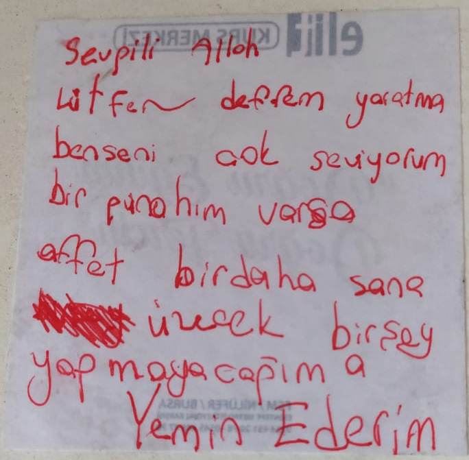 Küçük çocuğun yazdığı not duygulandırdı