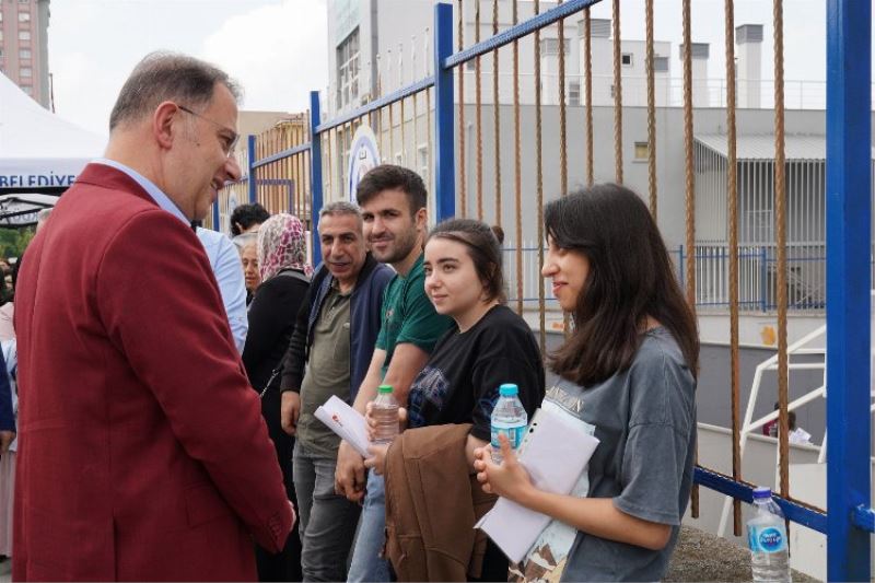 Sınava saniyeler kala genç adayın yardımına Başkan Çalık yetişti