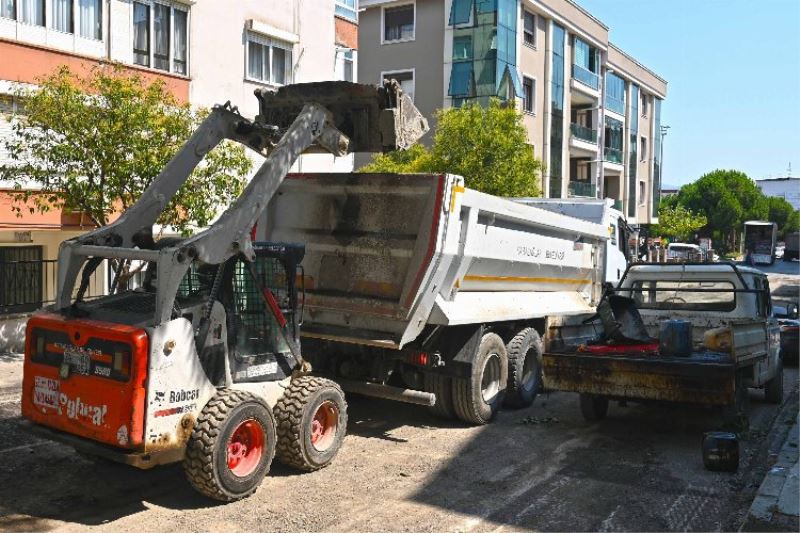 İzmir Karabağlar asfaltlamada sıcak dinlemiyor
