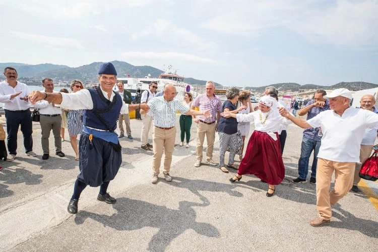 İzmir-Midilli seferleri sezonu dostluk mesajlarıyla kapattı