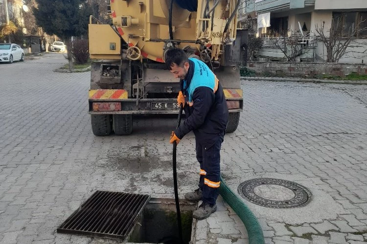 Kula’da dört mahallenin yağmursuyu ızgaraları temizlendi