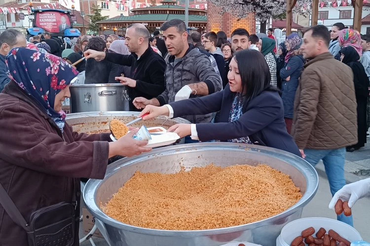 Bilecik Pazaryeri’nde 5 bin kişi aynı sofrada oruç açtı