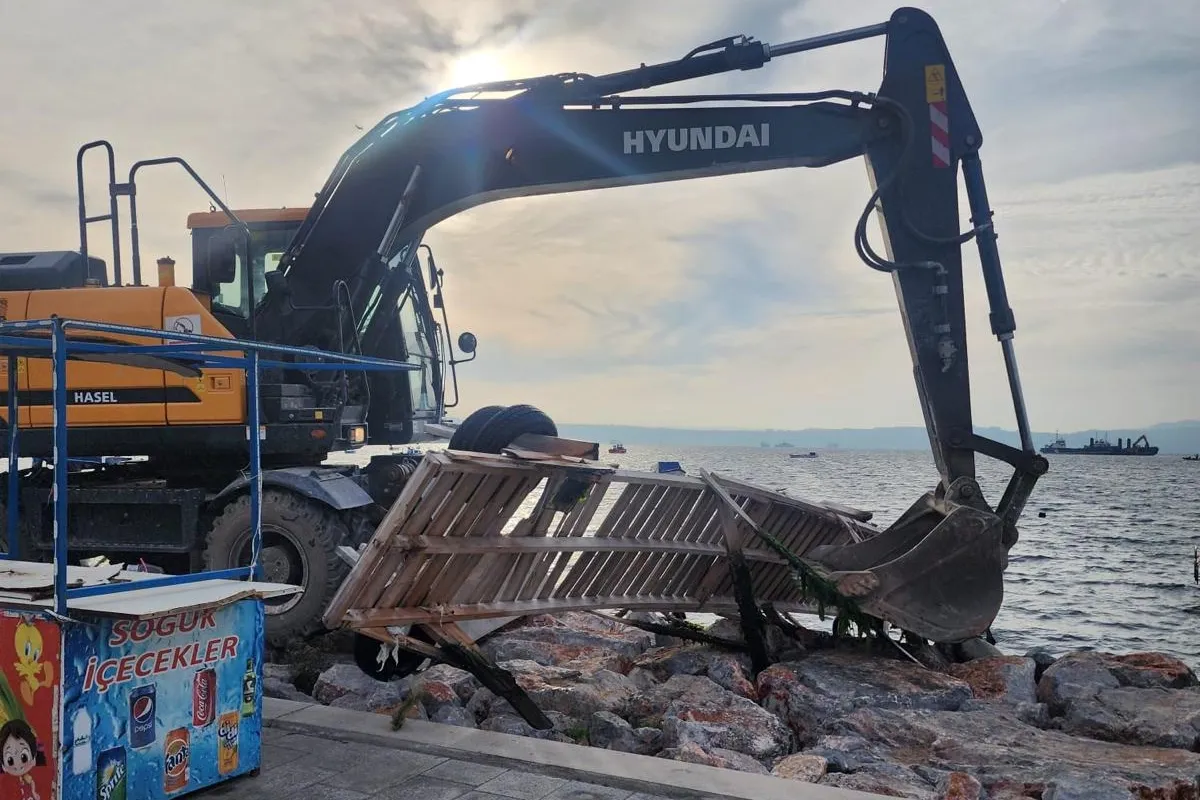 İzmir Karşıyaka’daki kaçak iskeleler yıkılıyor