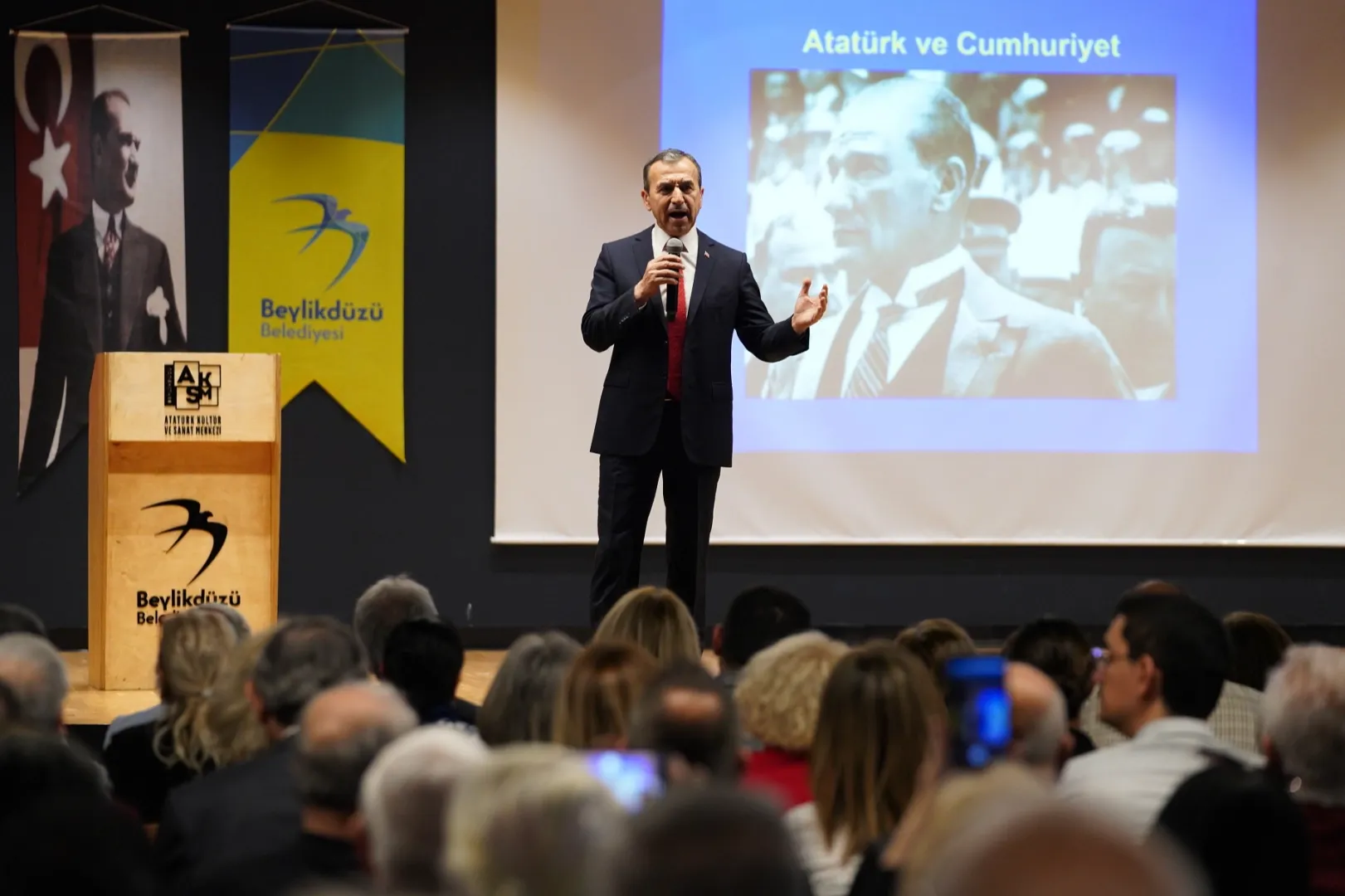 İstanbul Beylikdüzü’nde ‘Atatürk ve Cumhuriyet’ söyleşisi