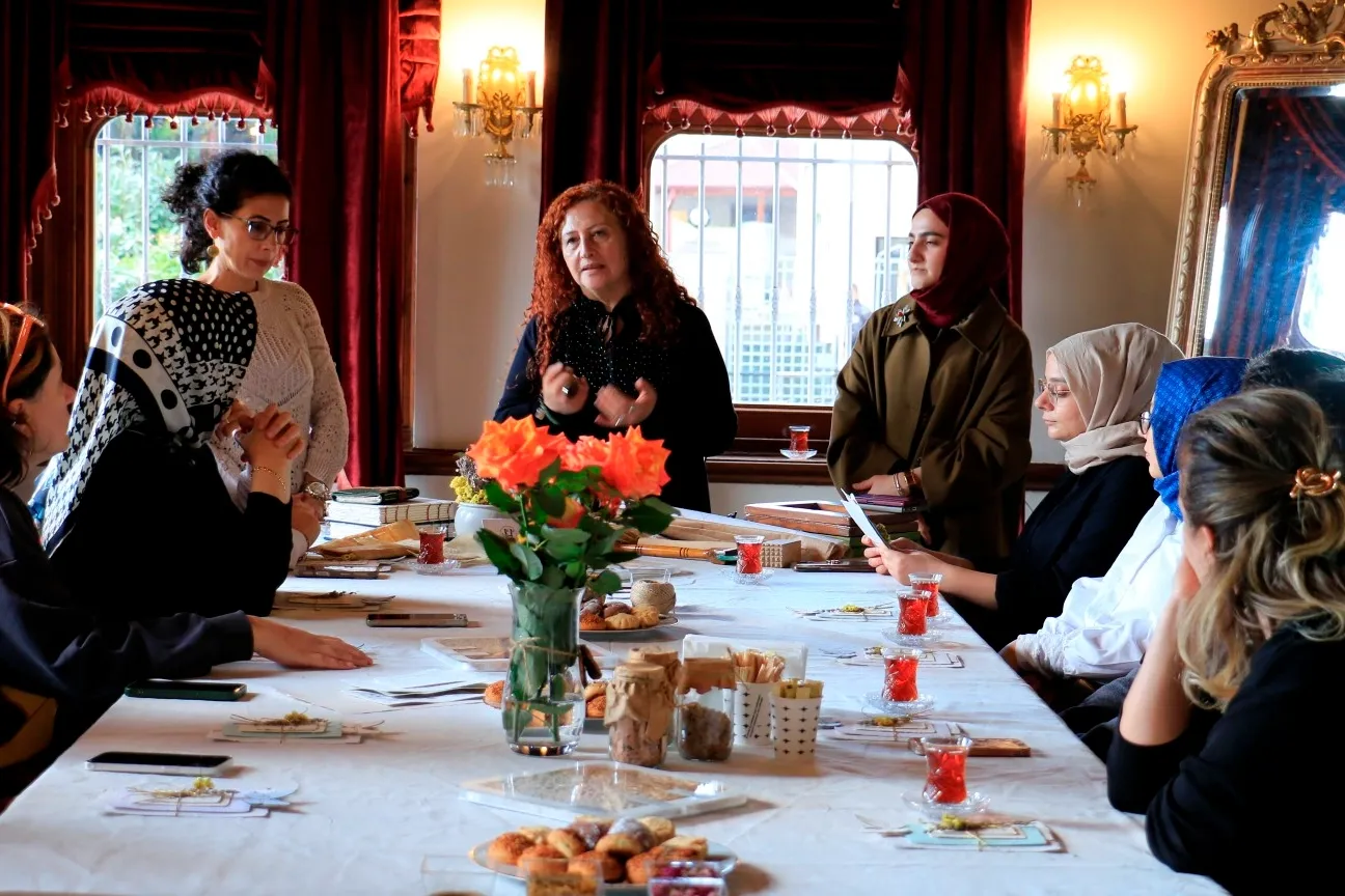 Kağıda taşınan gül figürleri Kocaeli’de sanatseverleri etkiledi