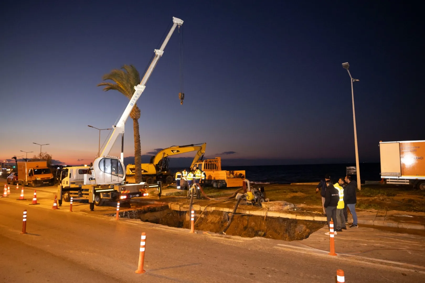 İZSU ekipleri Güzelbahçe–Narlıdere ana iletim hattındaki arızayı giderdi