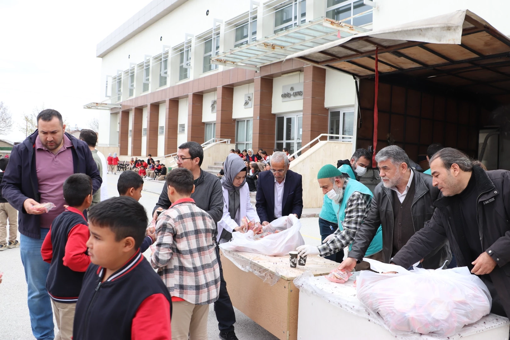 Cansuyu Derneği okullarda öğrencilerle bir araya geliyor
