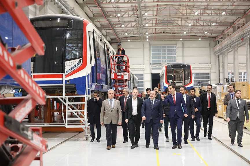 Bakan Varank, yerli elektrikli otobüsün direksiyonuna geçti