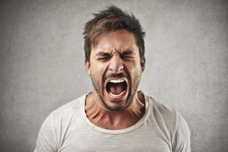 Yüksek sesle konuşma salgın riskini arttırıyor