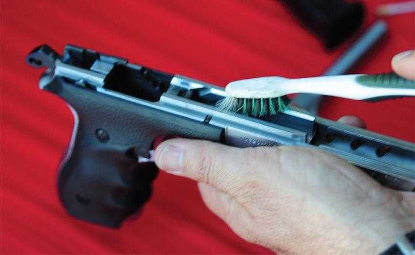 Silahını temizlerken kazara eşini vurdu