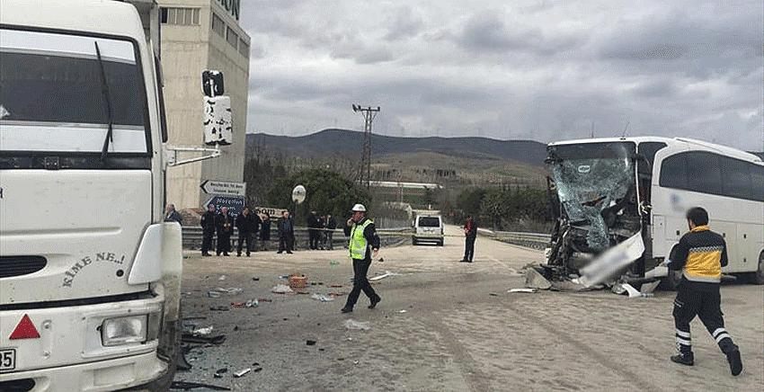 Yolcu otobüsü kaza yaptı! Çok sayıda yaralı var