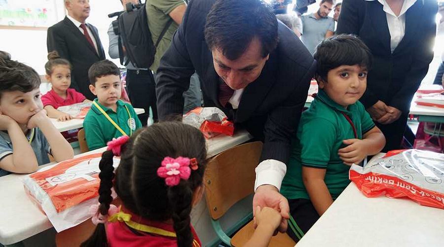 Vali ders zilini çaldı, çocuklar okula koştu