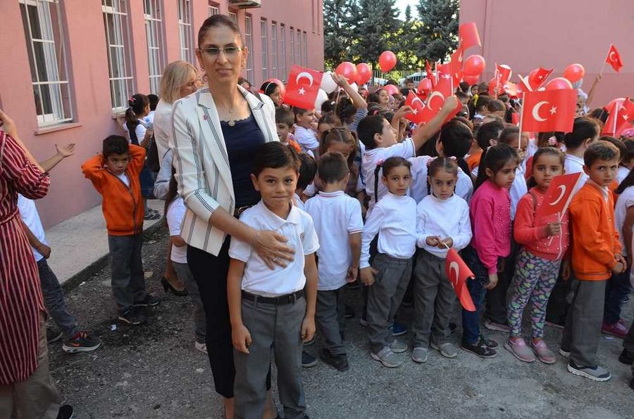 Evinde anne, tarlada çiftçi, iş yerinde patron