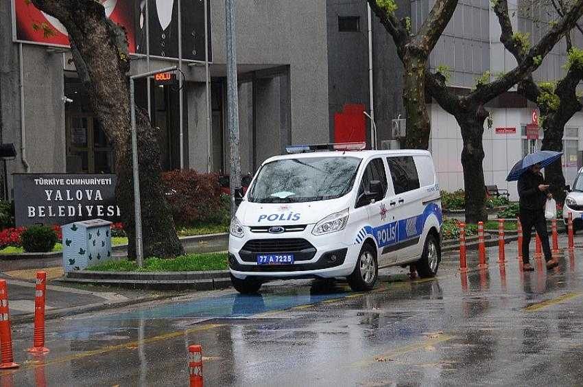 Belediye binasında tabancayla ateş açtı