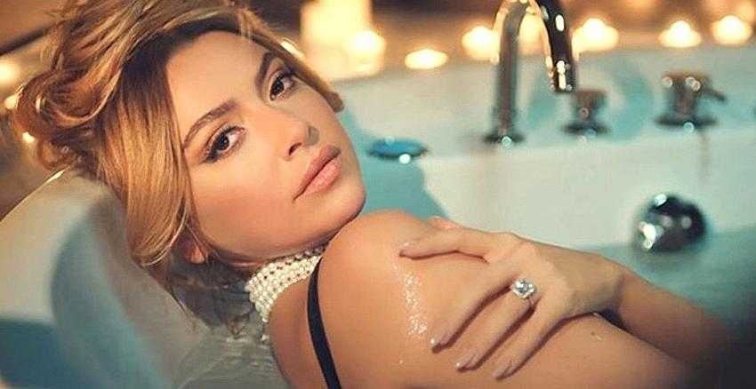 Hadise cesur sahne kıyafetiyle yürekleri hoplattı!