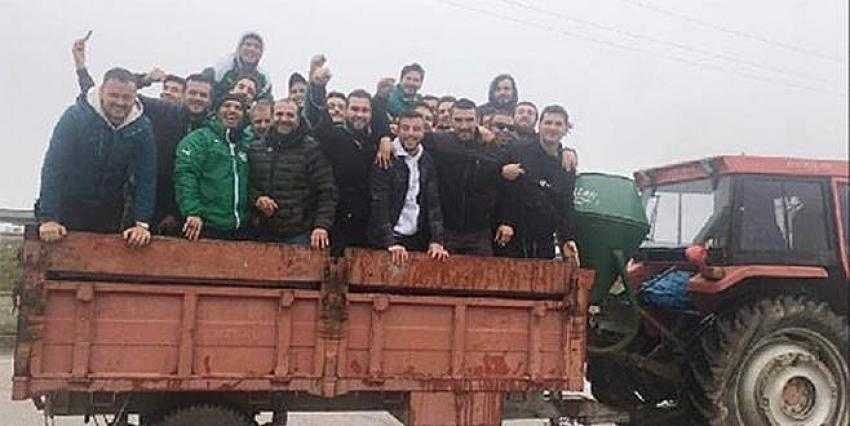Taraftarlar yolda kaldı, bakın maça nasıl yetiştiler? 