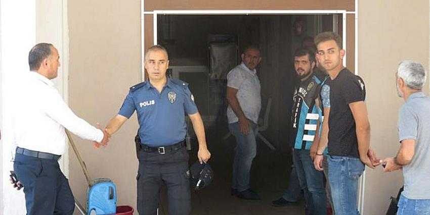 Saldırganların elini sıkan polis görevden alındı