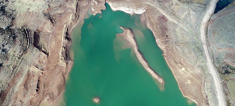 Ürküten görüntü, sular çekildi mezarlık ortaya çıktı