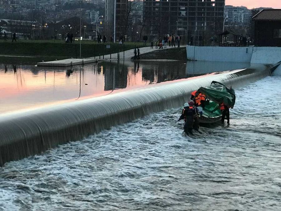 Sandalda mahsur kalan 5 kişi kurtarıldı