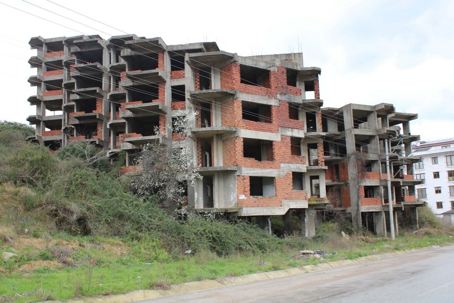 97 daireli metruk sitede çökme tehlikesi