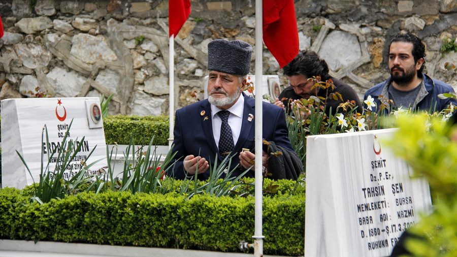 Bursa şehitliklerinde törenler düzenlendi...