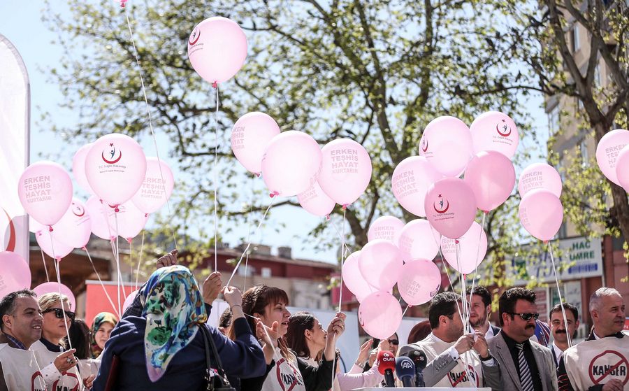 Kansere dikkati çekmek için balon uçurdular