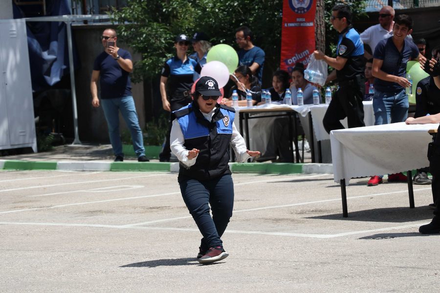 Engelli çocuklara polislerden özel program