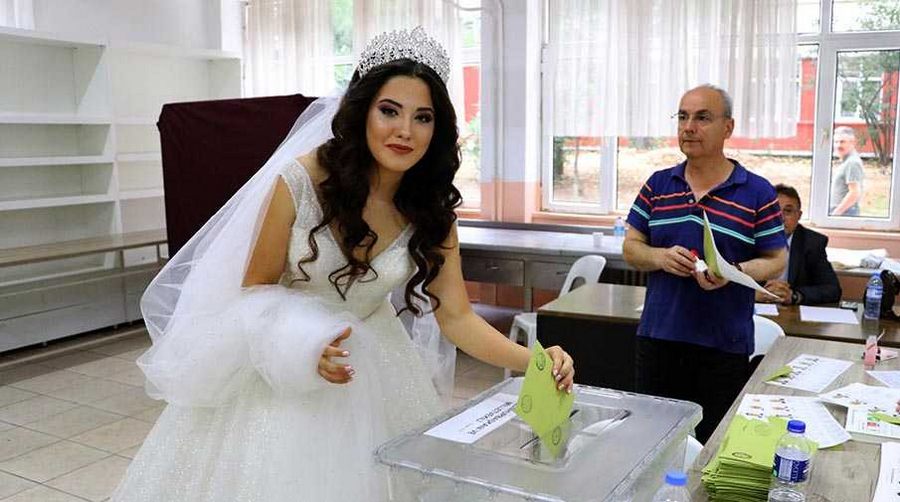 Gelinliğiyle oy kullanmaya geldi