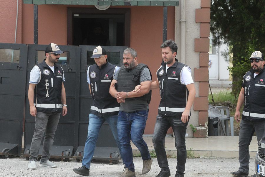 Kız kardeşiyle birlikte yaşayan kişiyi öldürdü!