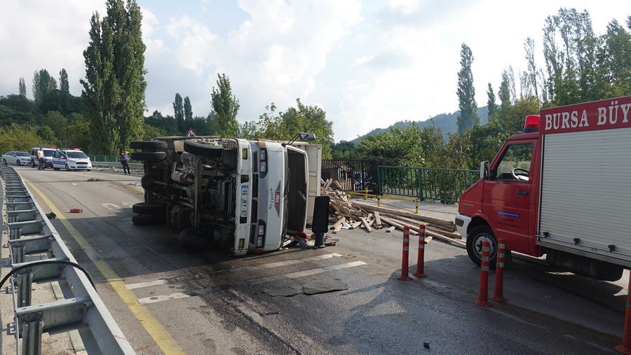 Uludağ yolunda kamyoneti devirip kaçtılar