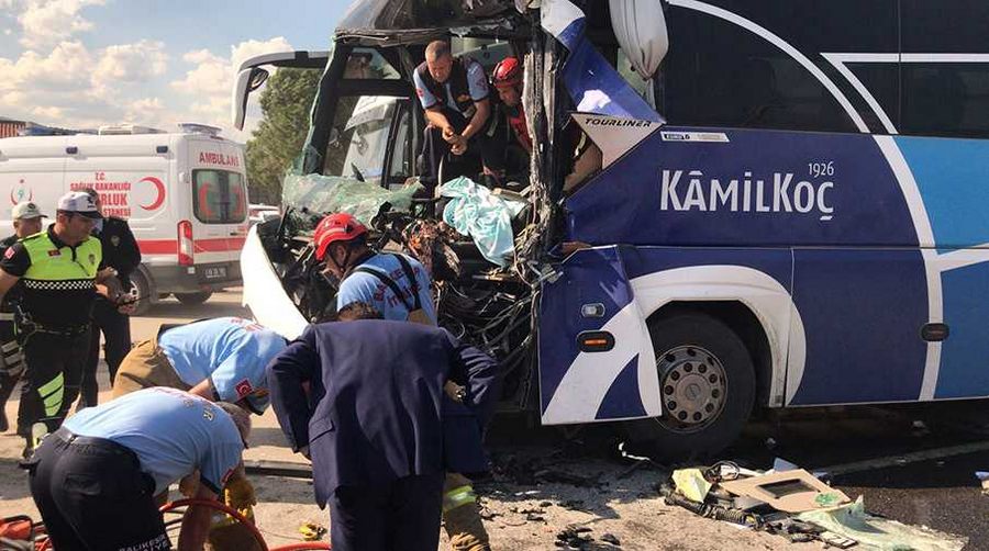 Yolcu otobüsü temizlik aracına çarptı: 1 ölü, 17 yaralı