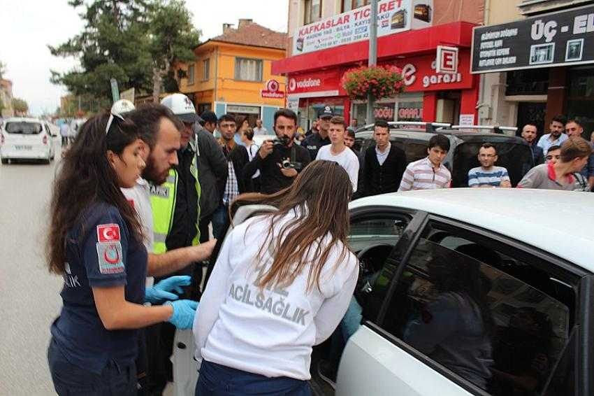Otomobilinde uyuya kalan sürücüyü sağlık ekipleri zor uyandırdı