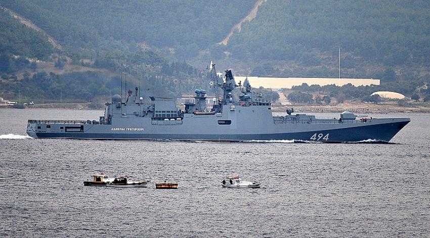 Rus askeri gemisi Çanakkale Boğazı