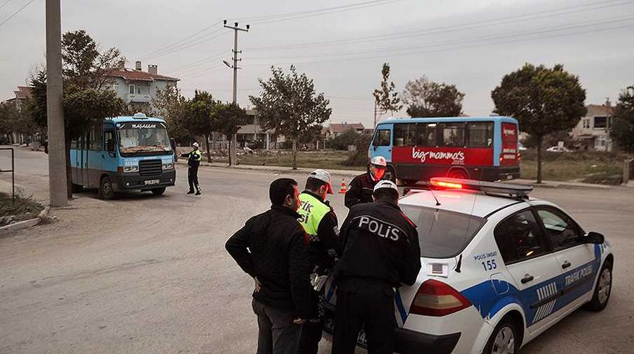 Servis sürücüsü alkollü çıkınca öğrencileri okula polis bıraktı