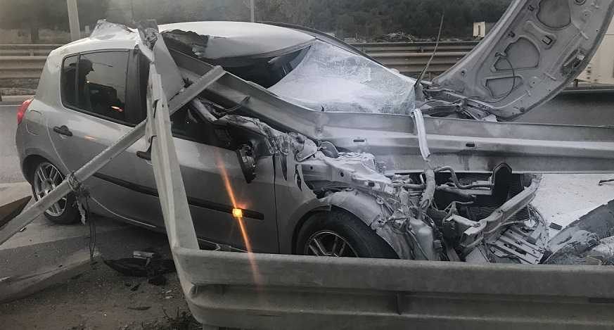 Bariyerlerin saplandığı otomobilden yaralı kurtuldu