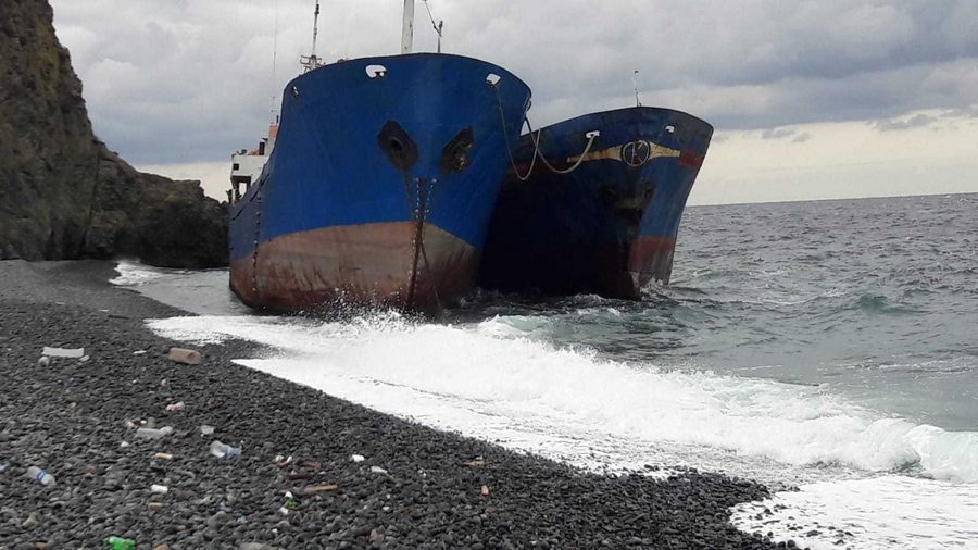 2 kuru yük gemisi motor arızası nedeniyle karaya oturdu