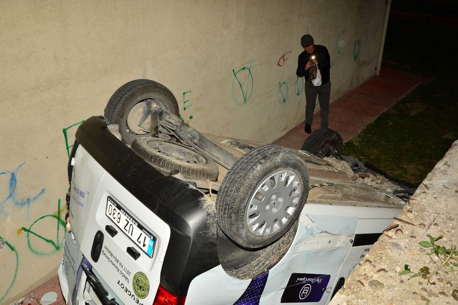 Hafif ticari araç apartmanın bahçesine düştü