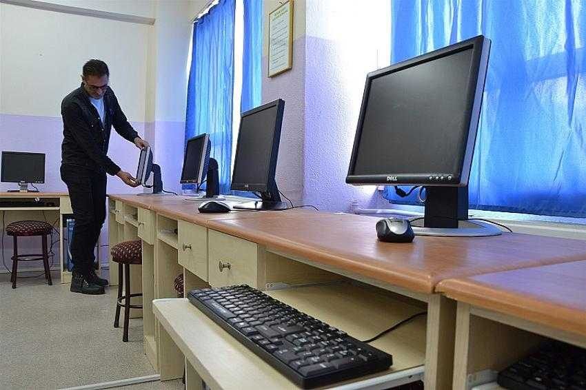 Okul müdürü ve öğretmenlerden örnek hareket