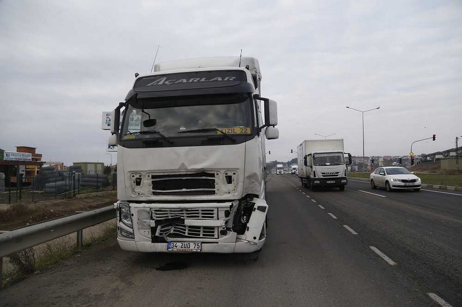 Kontrolden çıkan TIR trafik ışıklarında bekleyen araçlara çarptı