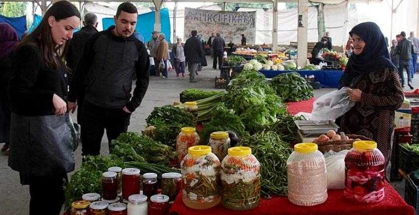 Yerli tohumdan ürettiği ürünleri pazarda satıyor