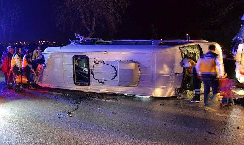 İşçileri taşıyan minibüs ile TIR çarpıştı : 4 ölü, 16 yaralı