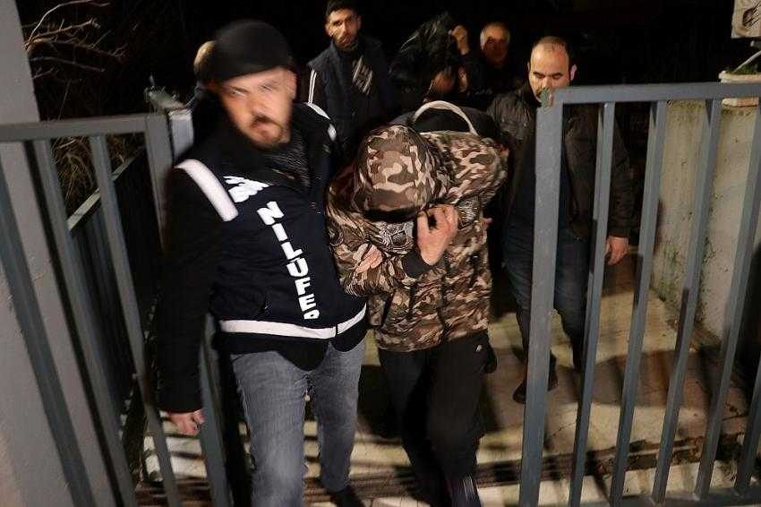 Ev eşyalarını kamyonete yüklerken yakalandılar