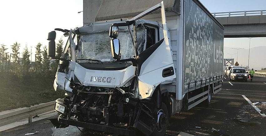 Otoyolda trafik kazası! Hurdaya dönen araçta sıkıştı...