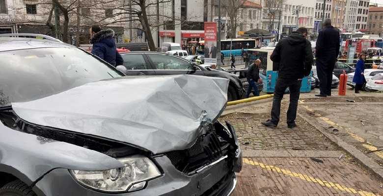 Halk otobüsü durağa daldı...
