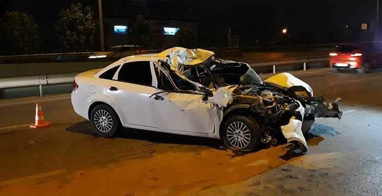 Tankere çarpan otomobilin sürücüsü yaralandı