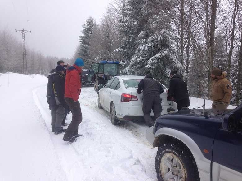 Yaylada karda mahsur kalan 10 kişi kurtarıldı 